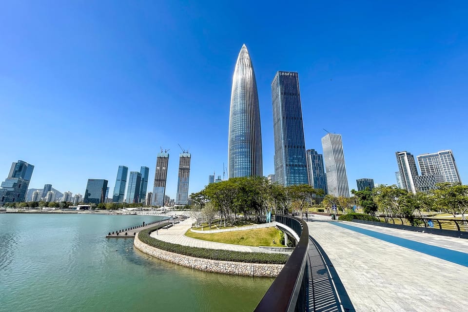 Panorama wieżowców nad zatoką Shenzhen w słoneczny dzień.