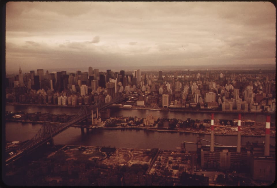 Widok przez East River na Manhattan w 1973 roku: po lewej most Queensboro, pośrodku niska zabudowa Welfare Island.